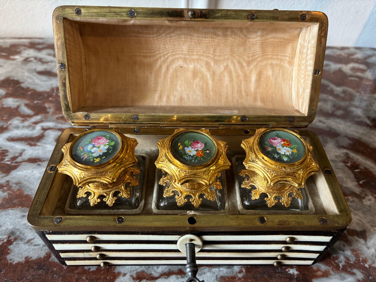 Coffret à parfums XIXe siècle, décor d’os et cuir, 3 flacons cristal