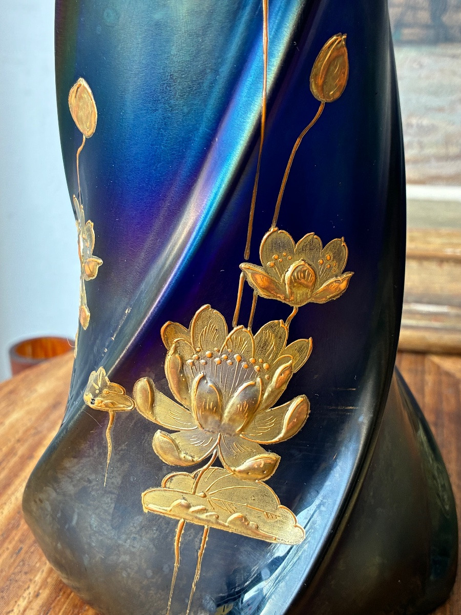 Vase quadrilatère  en verre irisé émaillé à décor floral japonisant – H. 26 cm-photo-4