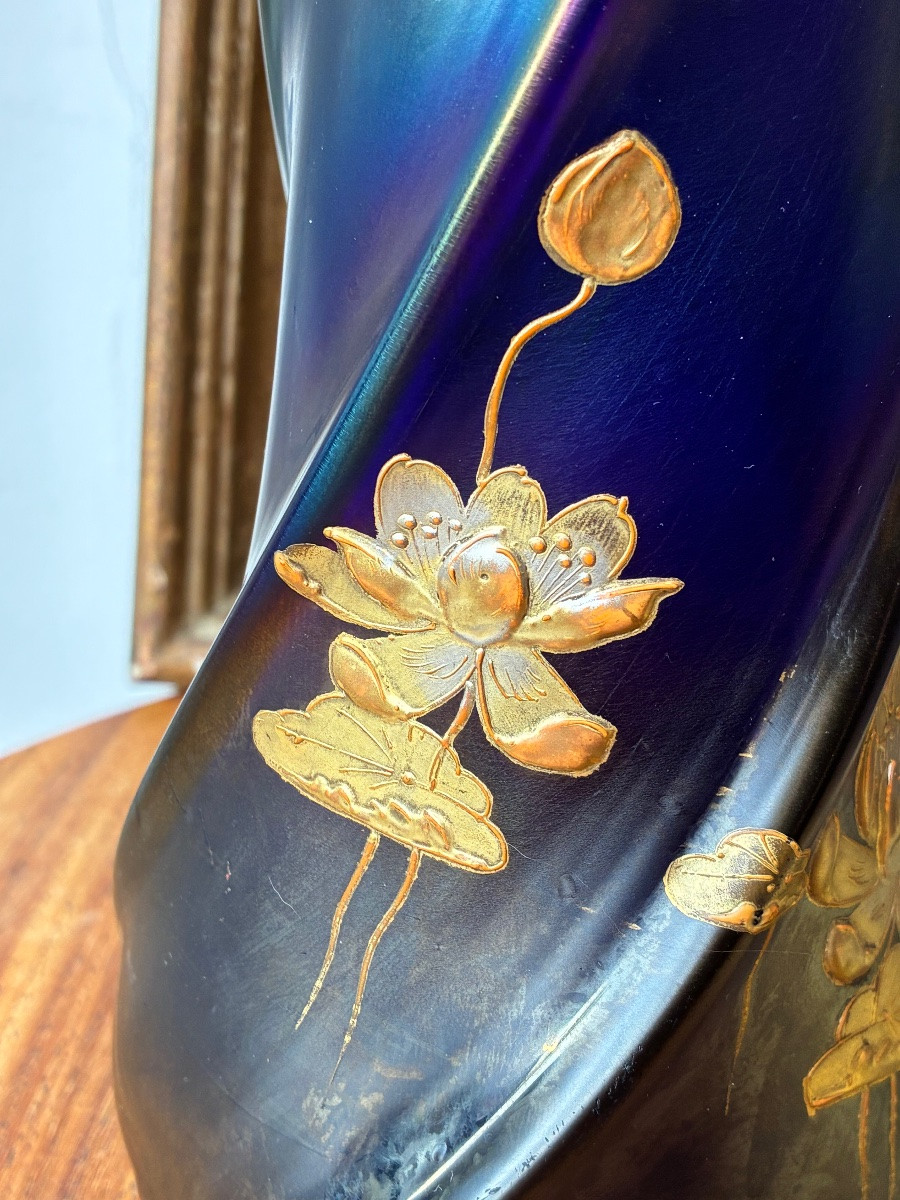 Vase quadrilatère  en verre irisé émaillé à décor floral japonisant – H. 26 cm-photo-1