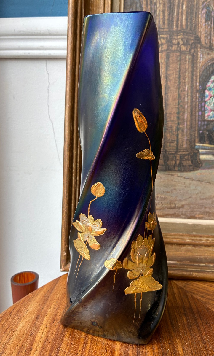 Vase quadrilatère  en verre irisé émaillé à décor floral japonisant – H. 26 cm