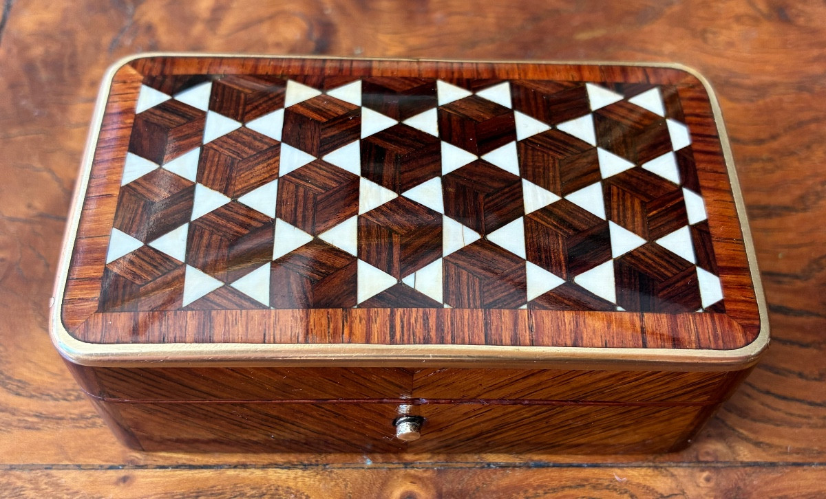 Boîte Napoléon III marqueterie géométrique bois de rose et os XIXe siècle