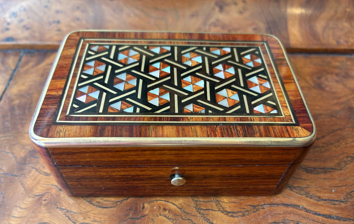 Boîte Napoléon III marqueterie géométrique bois de rose nacre et laiton XIXe