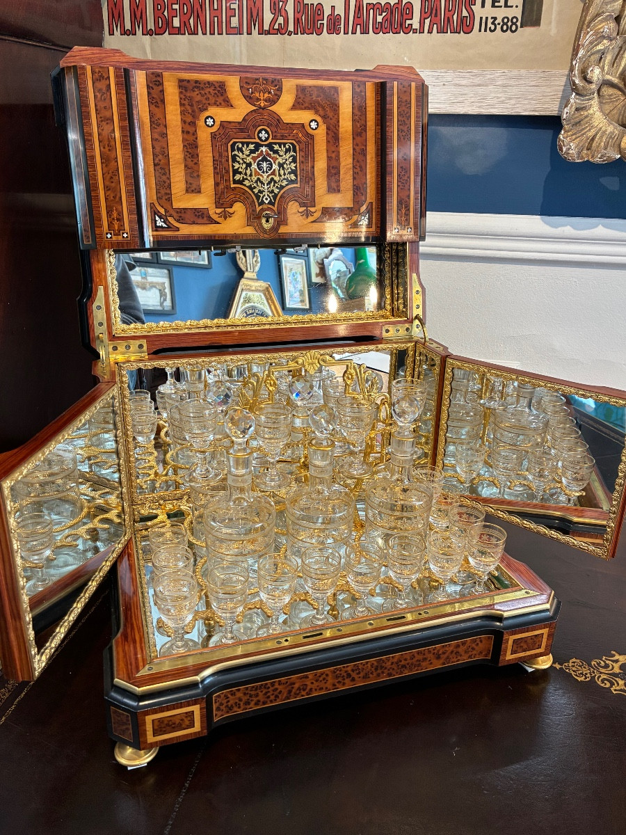 Grande cave à liqueur Ep Napoléon III marqueterie miroir Cristal baccarat, 6 carafes 30 verres