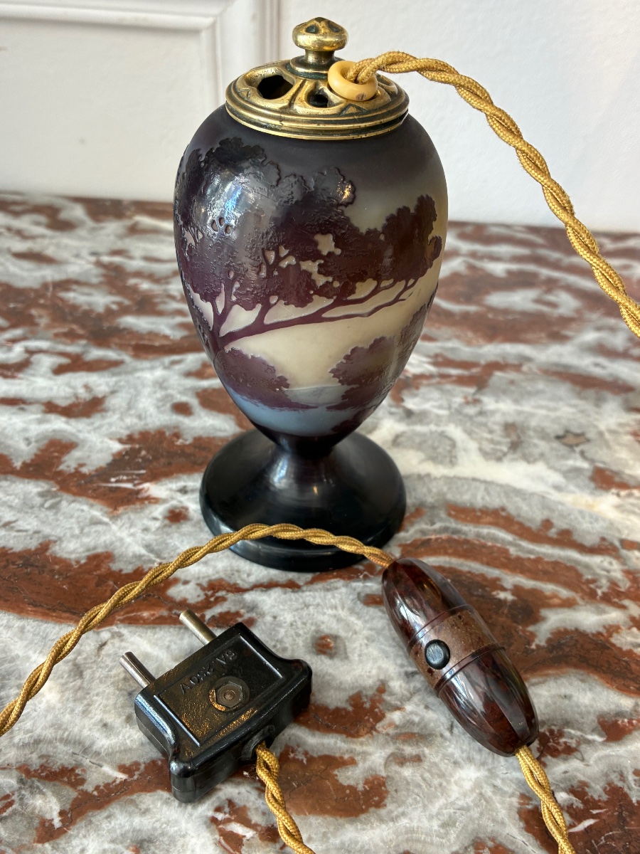 Veilleuse Gallé en verre multicouche gravé à l’acide – Paysage japonisant – École de Nancy