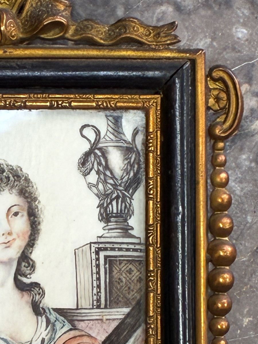 Miniature sur ivoire Jeune femme à la guitare Époque Directoire fin XVIII début XIXe-photo-1