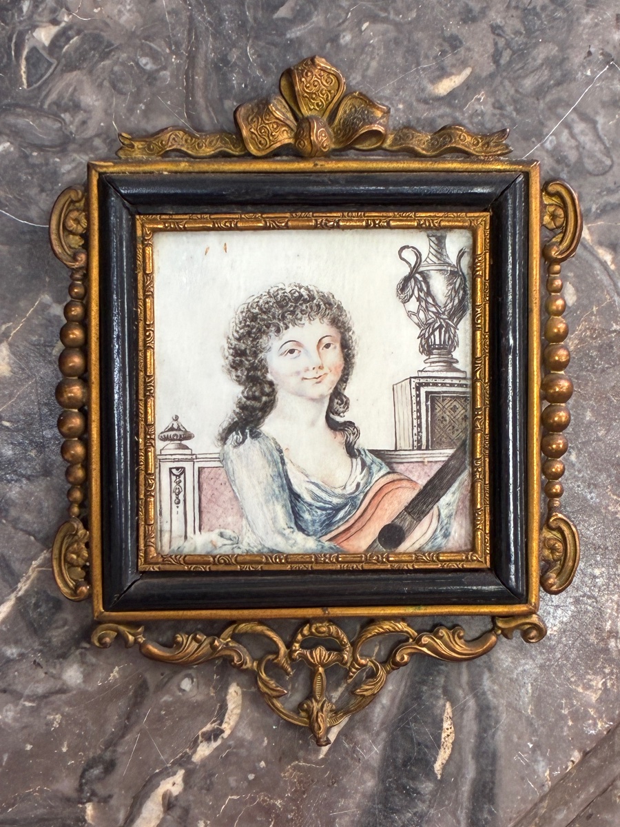 Miniature sur ivoire Jeune femme à la guitare Époque Directoire fin XVIII début XIXe