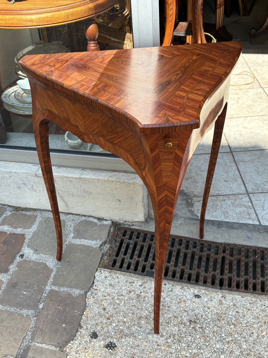 Table de toilette en éventail du XIXᵉ siècle, dans le goût du XVIIIᵉ siècle, de style Louis XV