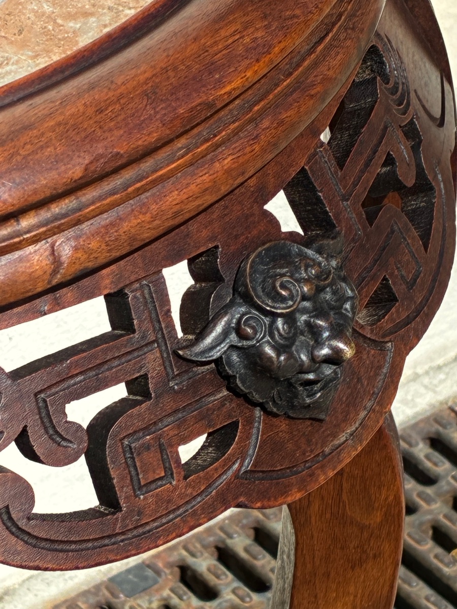Guéridon Sellette Japonisant En Noyer Sculpté Ø 50 cm – Goût Gabriel Viardot – XIXe Siècle-photo-3