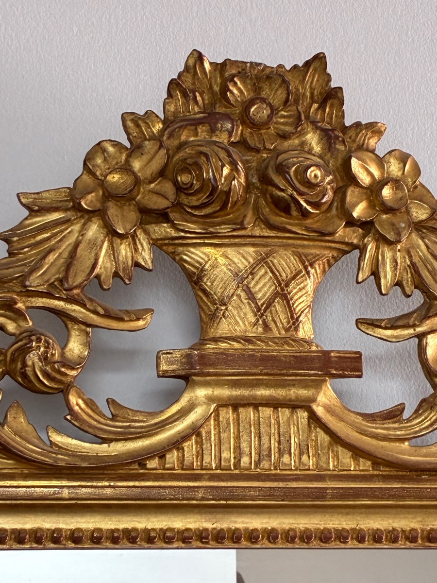 Miroir de style Louis XVI en bois sculpté et doré – Fronton au panier fleuri – H. 100 cm-photo-1