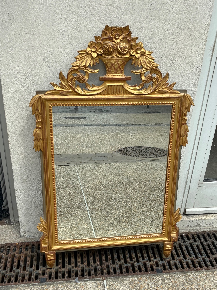 Miroir de style Louis XVI en bois sculpté et doré – Fronton au panier fleuri – H. 100 cm