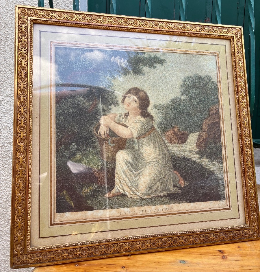 Gravure ancienne rehaussée à l’aquarelle « La Petite Curieuse » – Cadre en bois sculpté et doré
