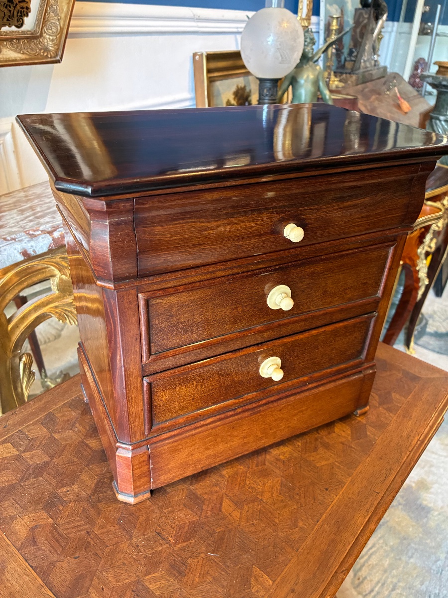 Louis-philippe-style Chest Of Drawers In Solid Mahogany, With A Rio Rosewood Top, 19th Century