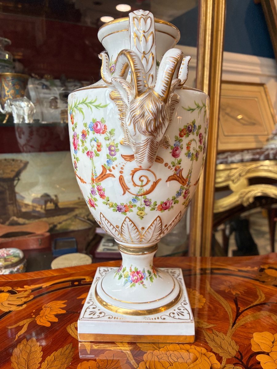 Vase en porcelaine de Dresde, Carl Thieme Potschappel, aux têtes de béliers – Époque 1900-photo-2