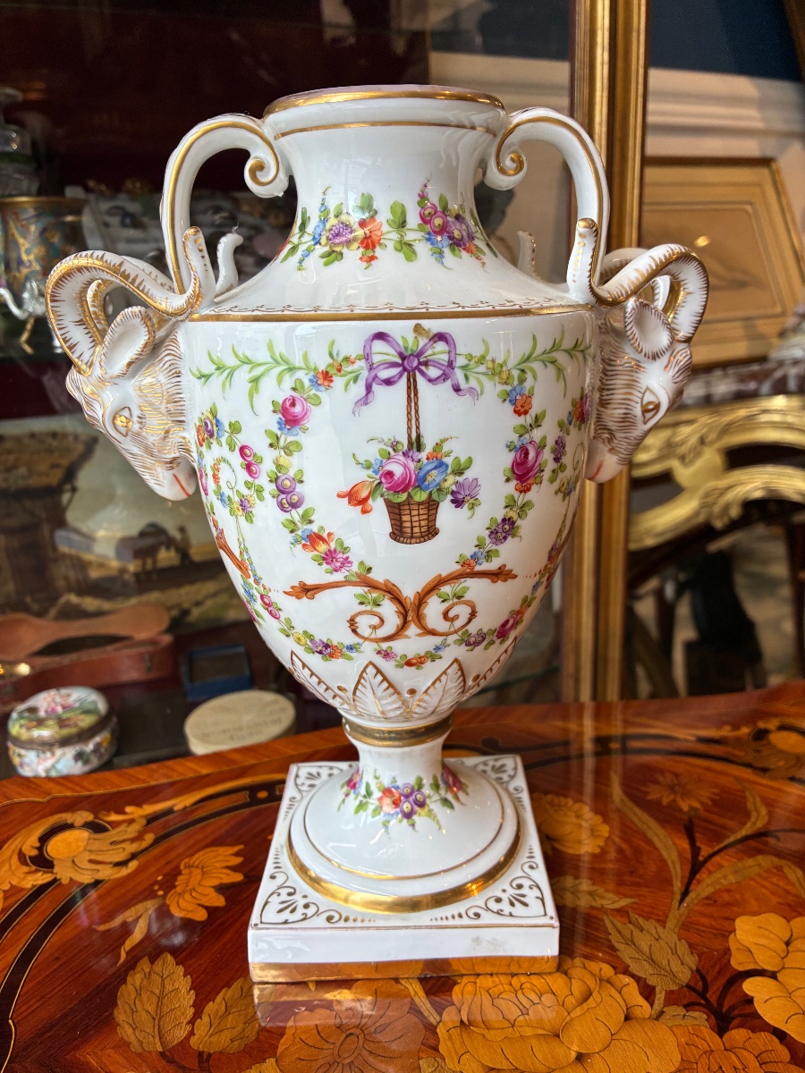 Vase en porcelaine de Dresde, Carl Thieme Potschappel, aux têtes de béliers – Époque 1900