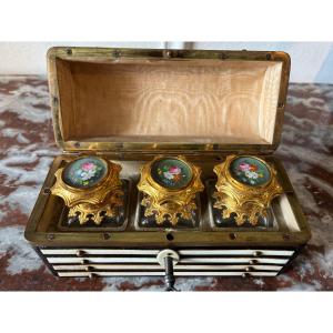 Coffret à parfums XIXe siècle, décor d’os et cuir, 3 flacons cristal