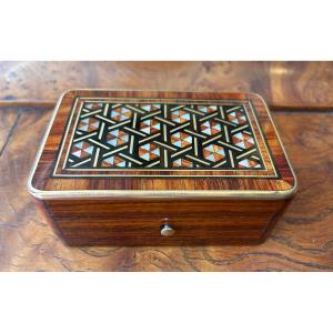 Boîte Napoléon III marqueterie géométrique bois de rose nacre et laiton XIXe