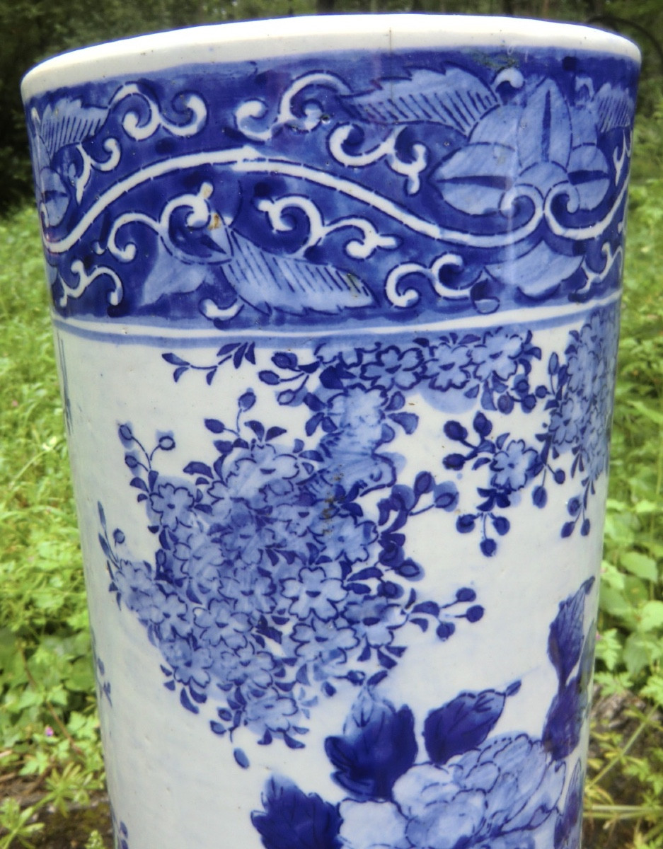 Grand Vase Rouleau en Porcelaine Bleue et Blanche Japon Décor Naturaliste  Haut : 62 cm-photo-1