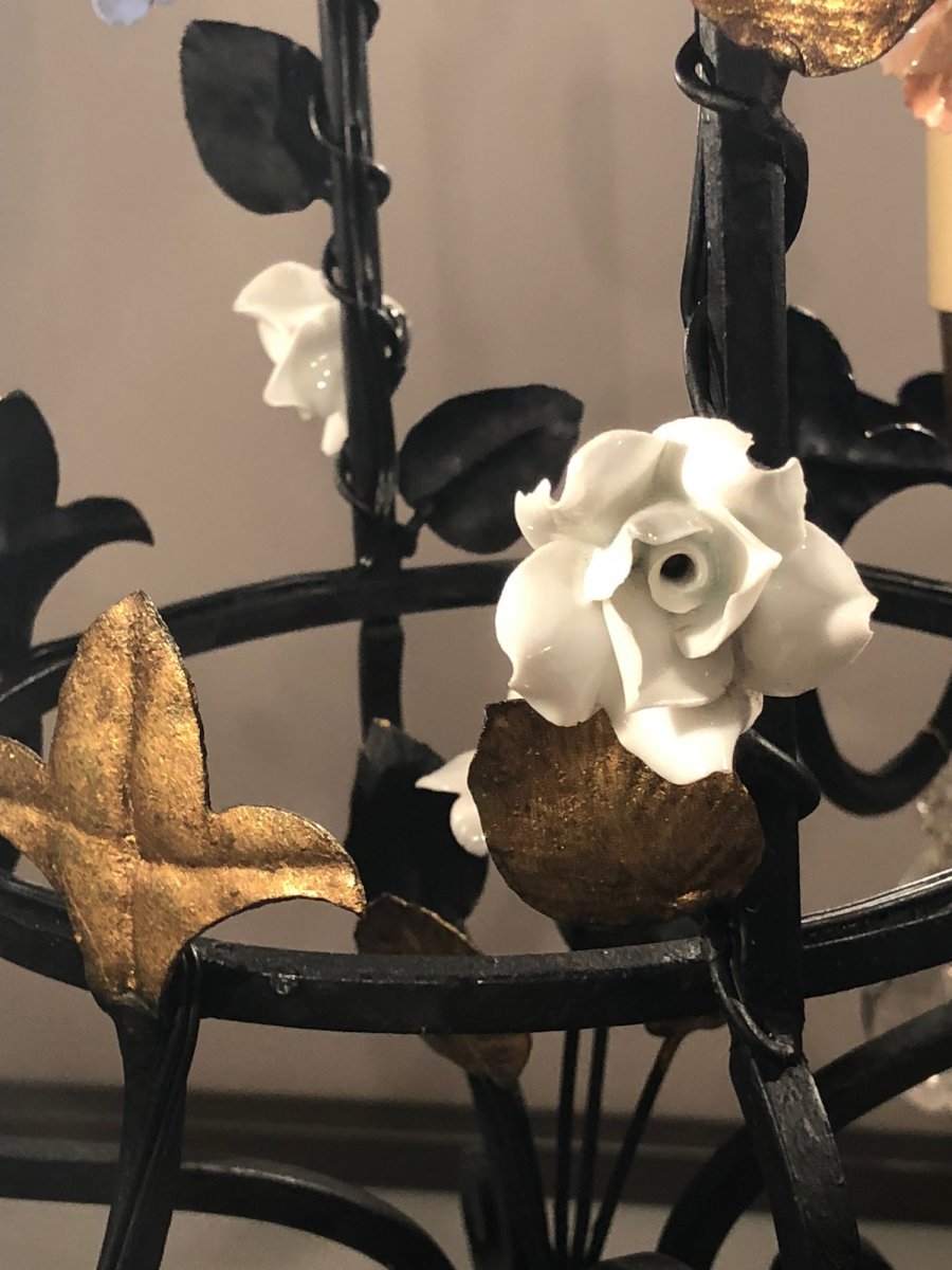 Lustre fer forgé et fleurs en porcelaine-photo-2