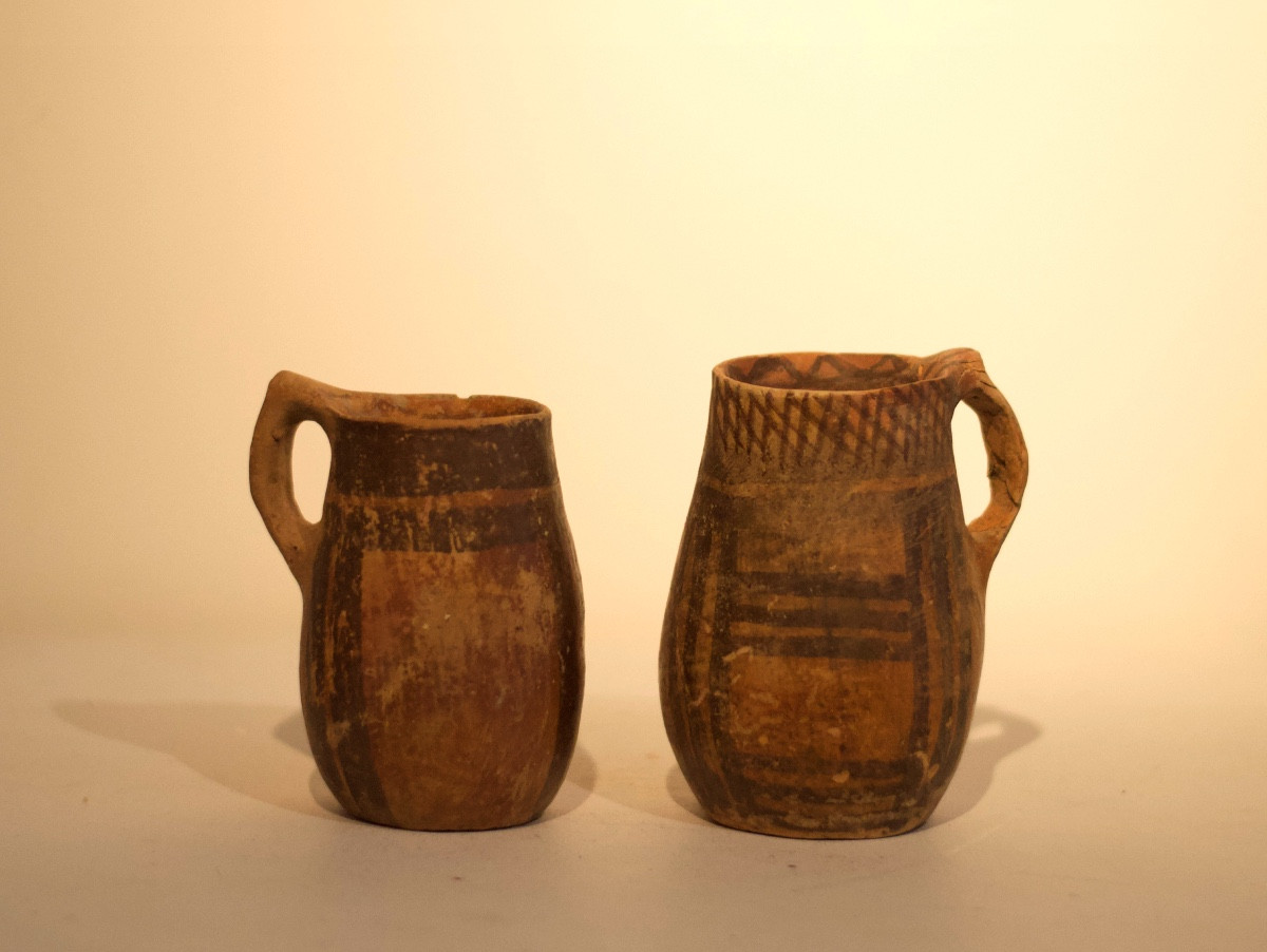 Paire De Coupes à Anse Néolithique En Forme De « Chope à Bière »