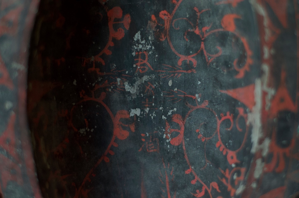 Tasse peinte avec des motifs abstraits rouges et des caractères chinois, dynastie Han-photo-4