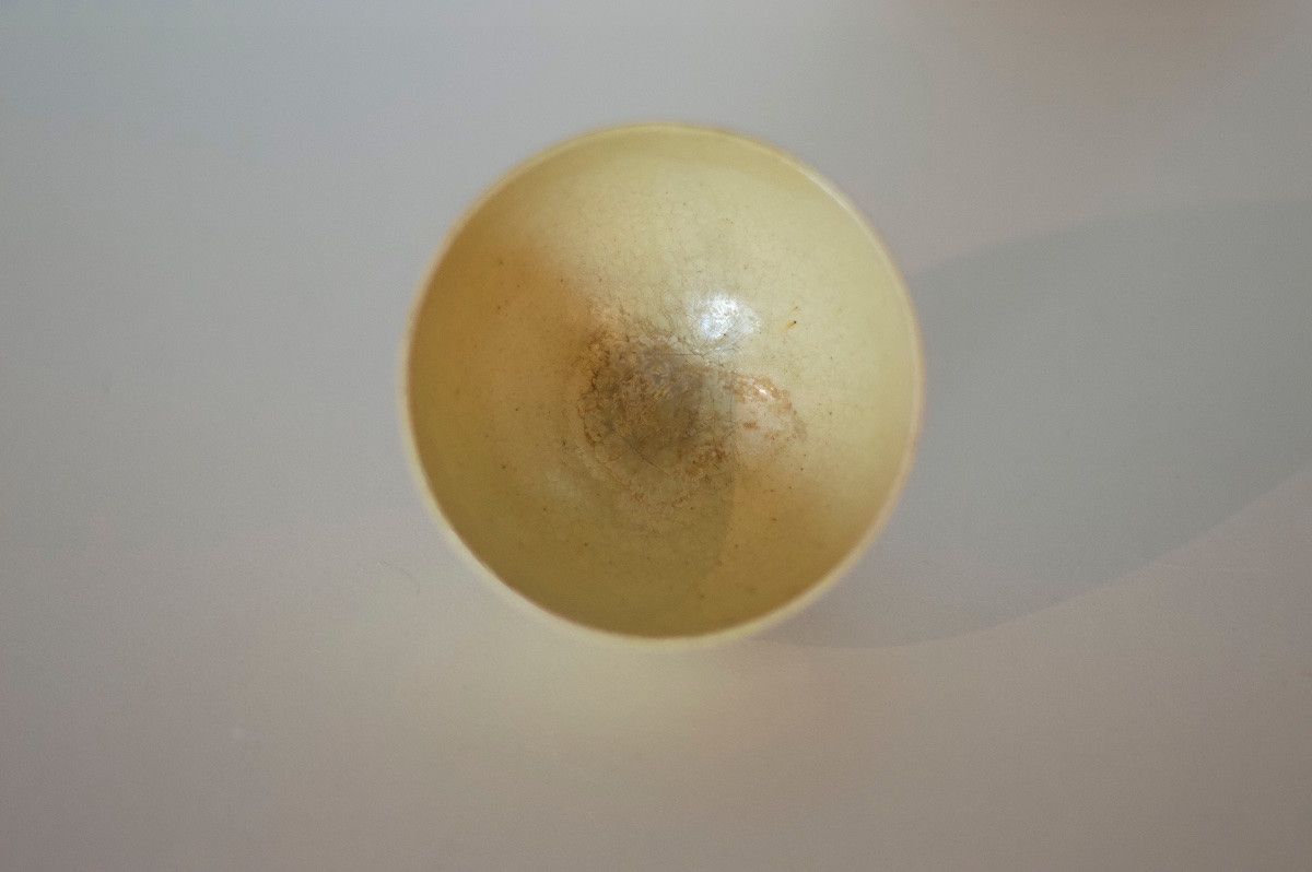 Earthenware White Clay Cup With White Glaze, Northern Zhou Or Sui Dynasty (6th -7th Century)-photo-2