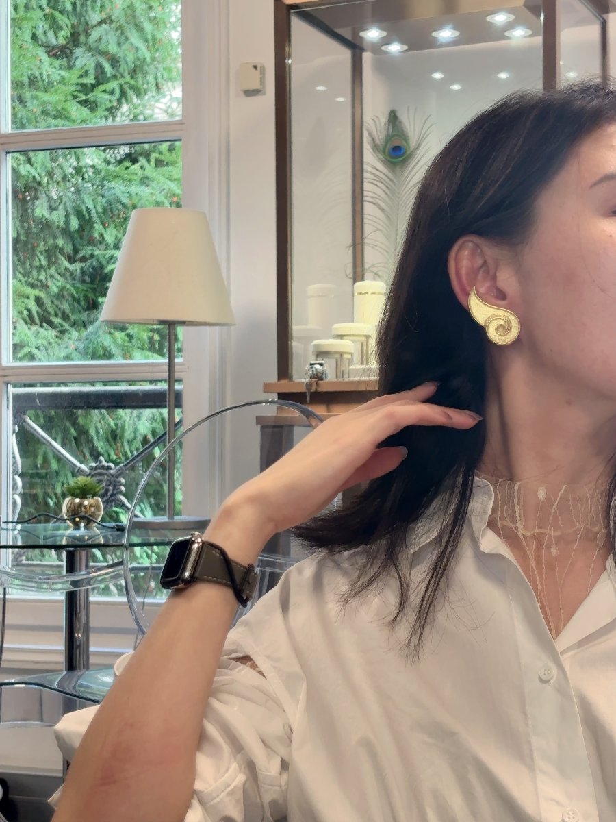 Lalaounis Pair Of Yellow Gold Ear Clips Featuring Textured Scroll Motifs In Yellow Gold-photo-2