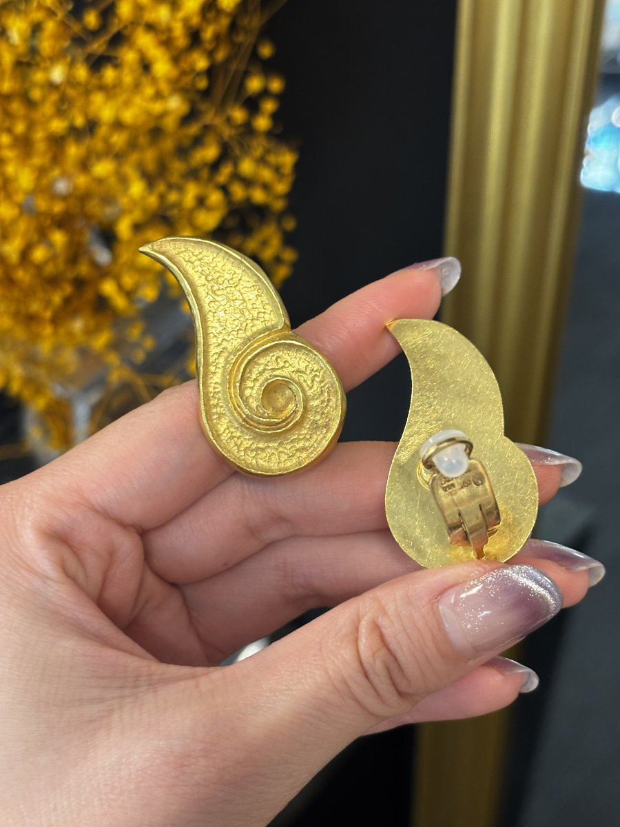 Lalaounis Pair Of Yellow Gold Ear Clips Featuring Textured Scroll Motifs In Yellow Gold-photo-4