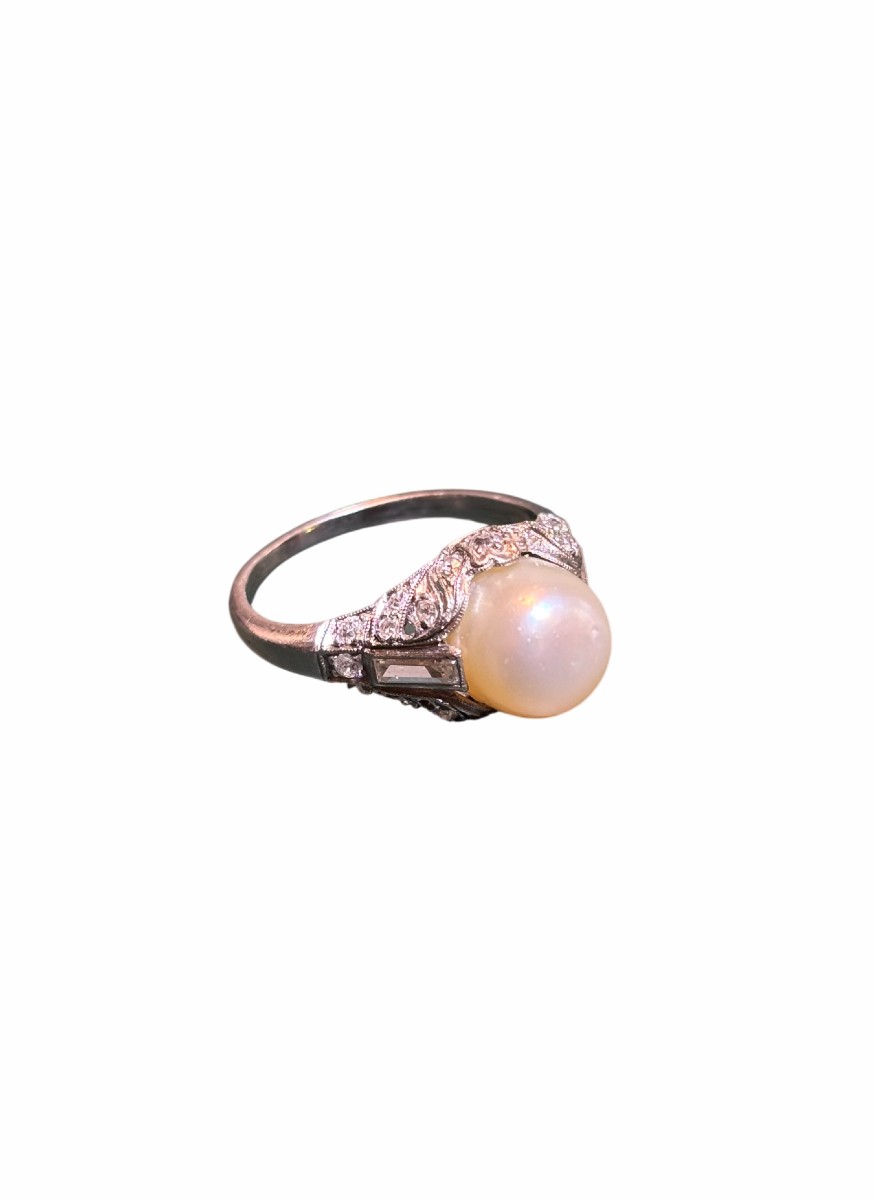 Bague Art Déco en platine, diamants et perle fine
