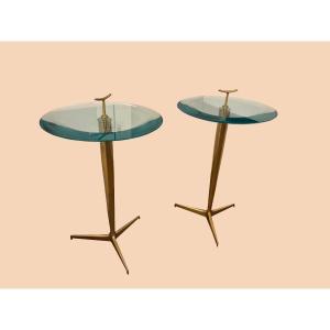 Paire de tables d'appoint avec verre "lentille" et piètement en laiton