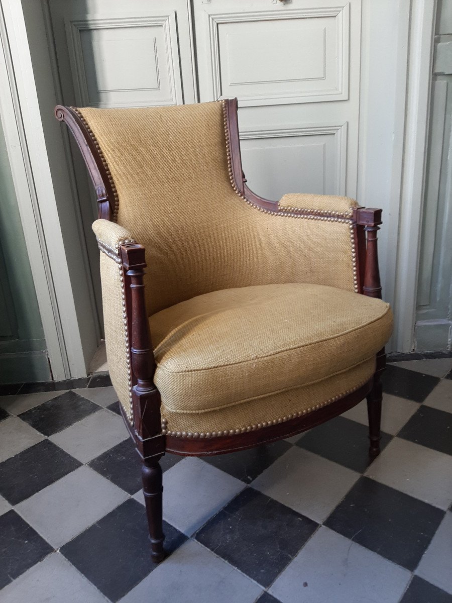 Berg&eacute;re en noyer d&#039;&eacute;poque Directoire 