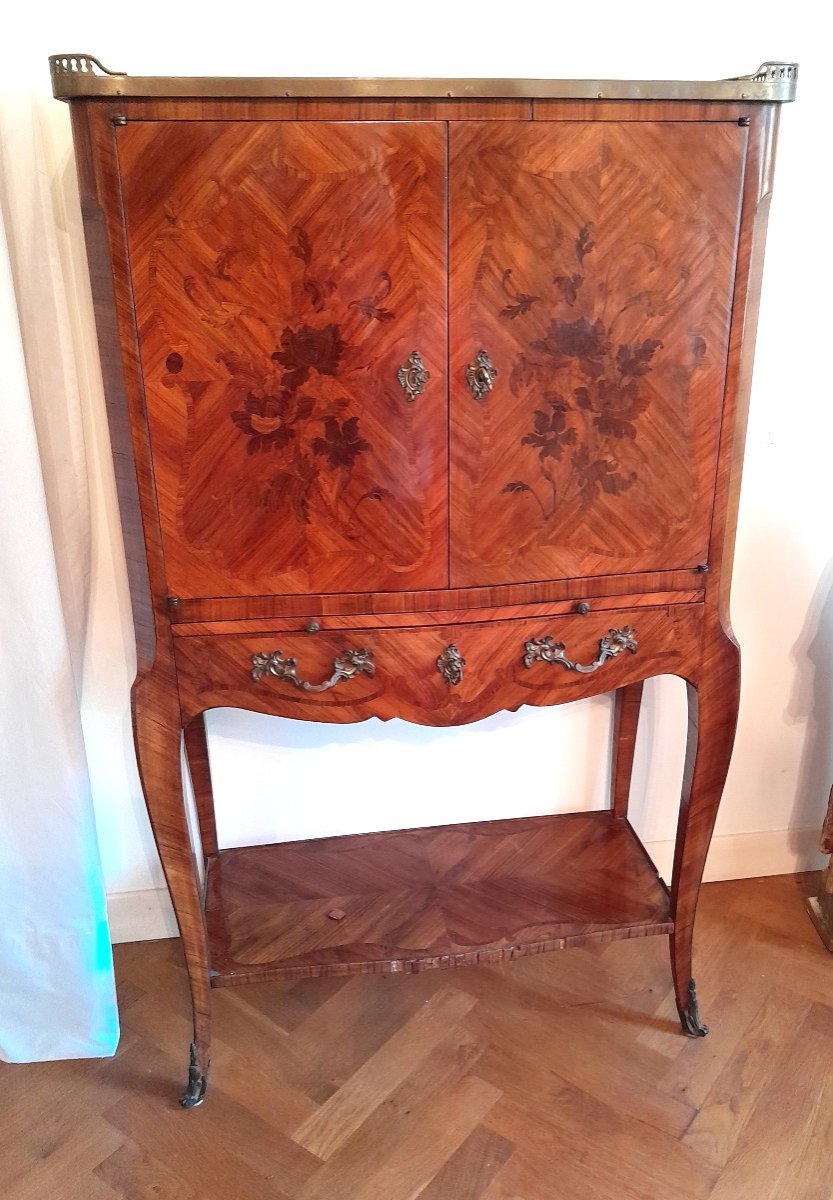 Secretaire de style Louis XV en marqueterie . &eacute;poque XIX eme