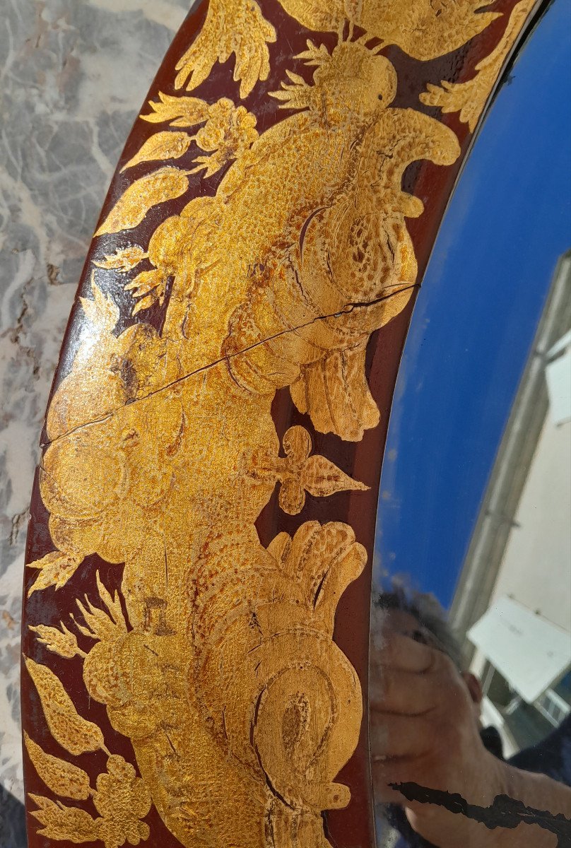 Oval Mirror Composed Of A Red And Gold Lacquered Wooden Frame Decorated With Foliage And Coat Of Arms.-photo-2