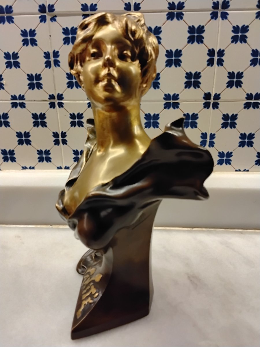 Bronze Bust Of A Young Woman: Vanity-photo-3