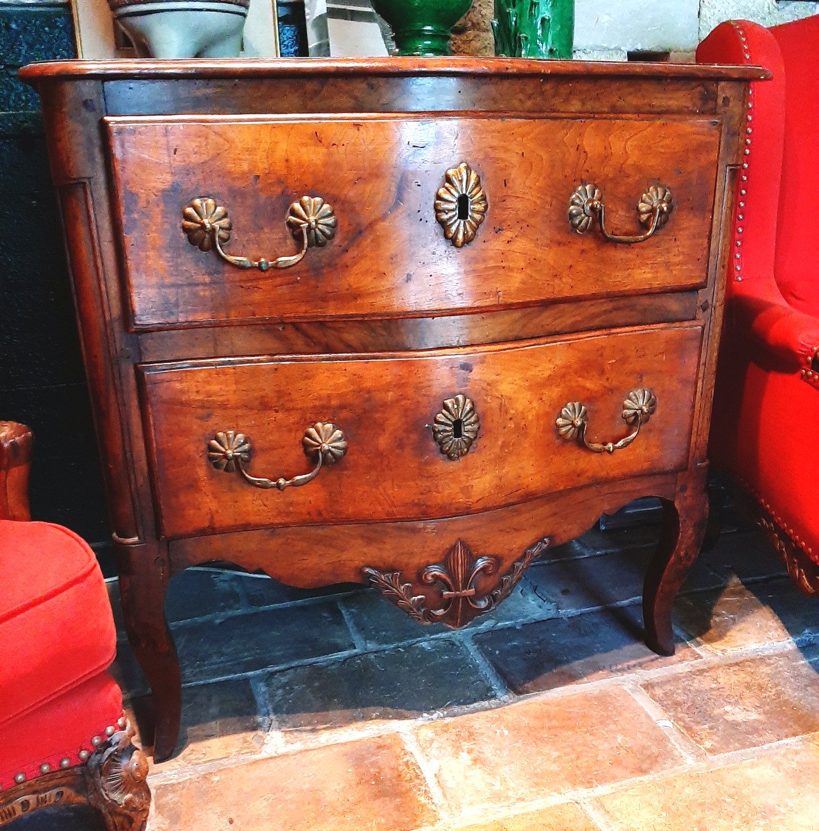 Petite commode en noyer ouvrant par deux tiroirs : &eacute;poque XVIII eme -photo-3