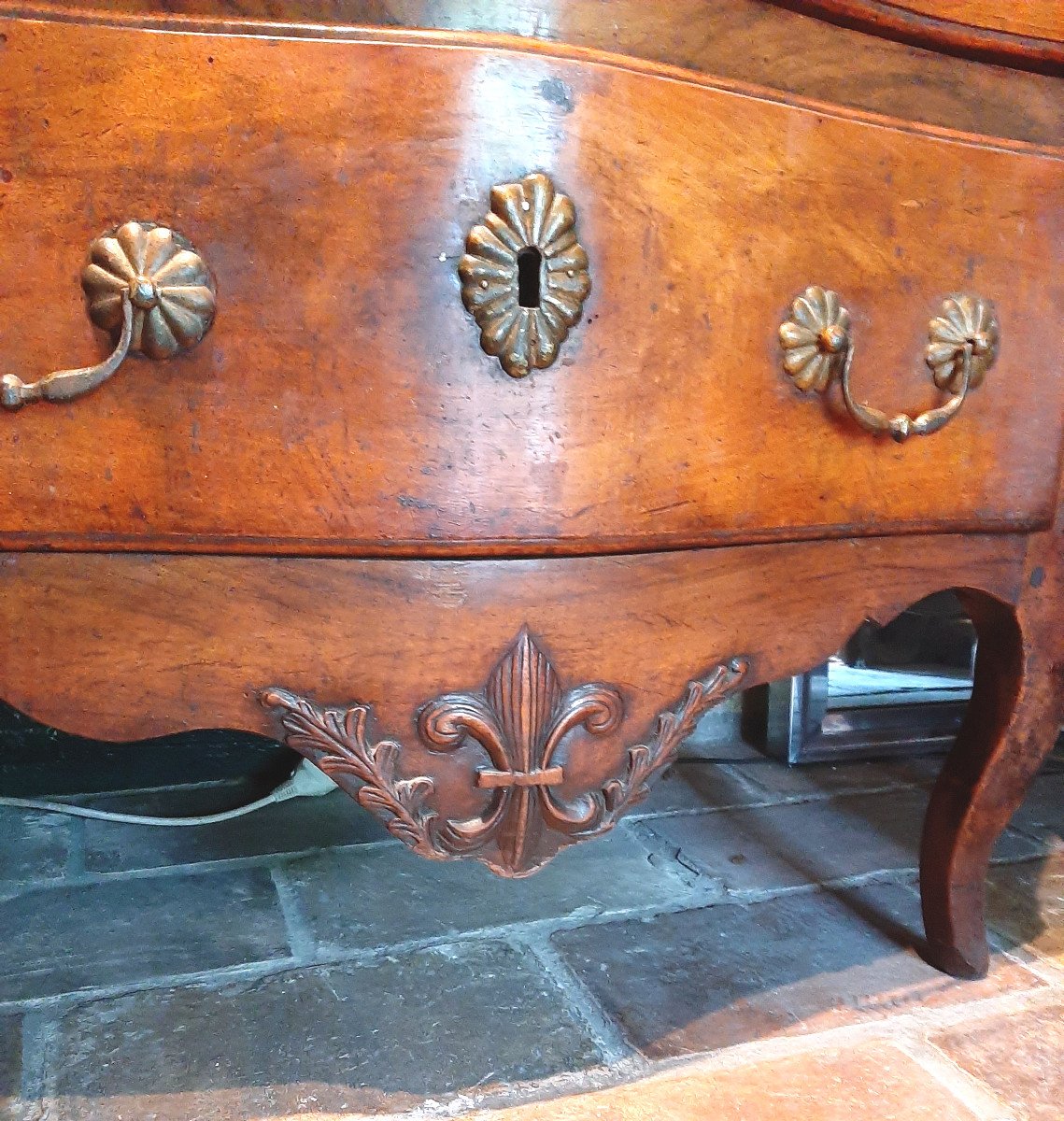 Petite commode en noyer ouvrant par deux tiroirs : &eacute;poque XVIII eme -photo-4