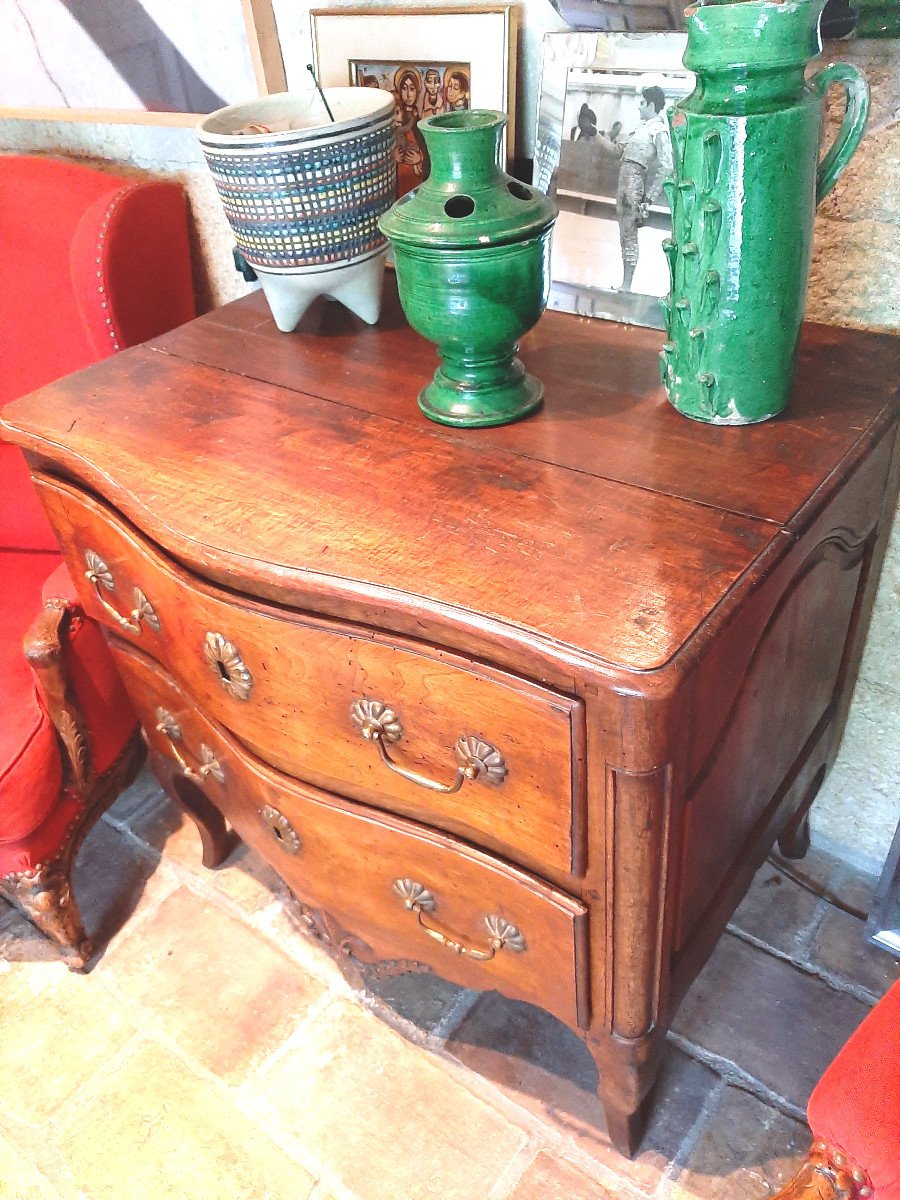 Petite commode en noyer ouvrant par deux tiroirs : &eacute;poque XVIII eme -photo-3