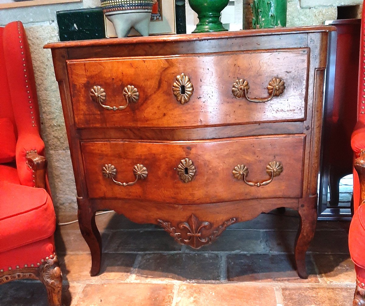 Petite commode en noyer ouvrant par deux tiroirs : &eacute;poque XVIII eme -photo-6