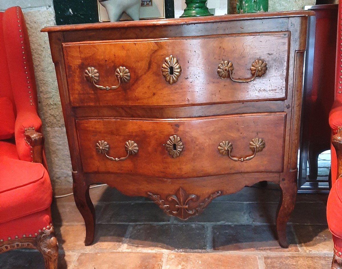 Petite commode en noyer ouvrant par deux tiroirs : &eacute;poque XVIII eme 