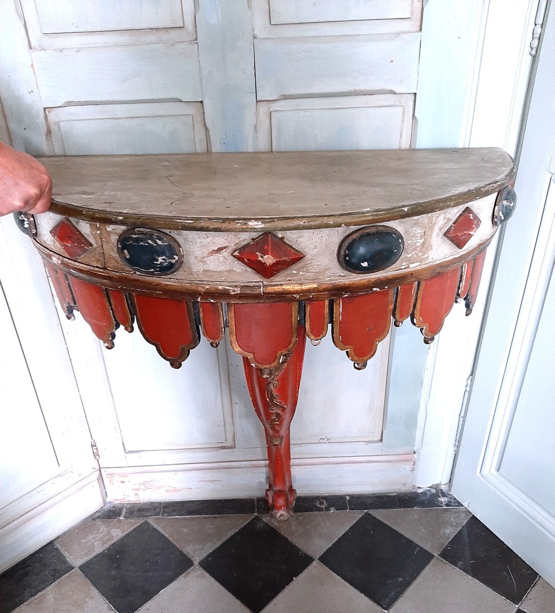 Console Italienne en bois peint &agrave; d&eacute;cor de lambrequins et de cabochons