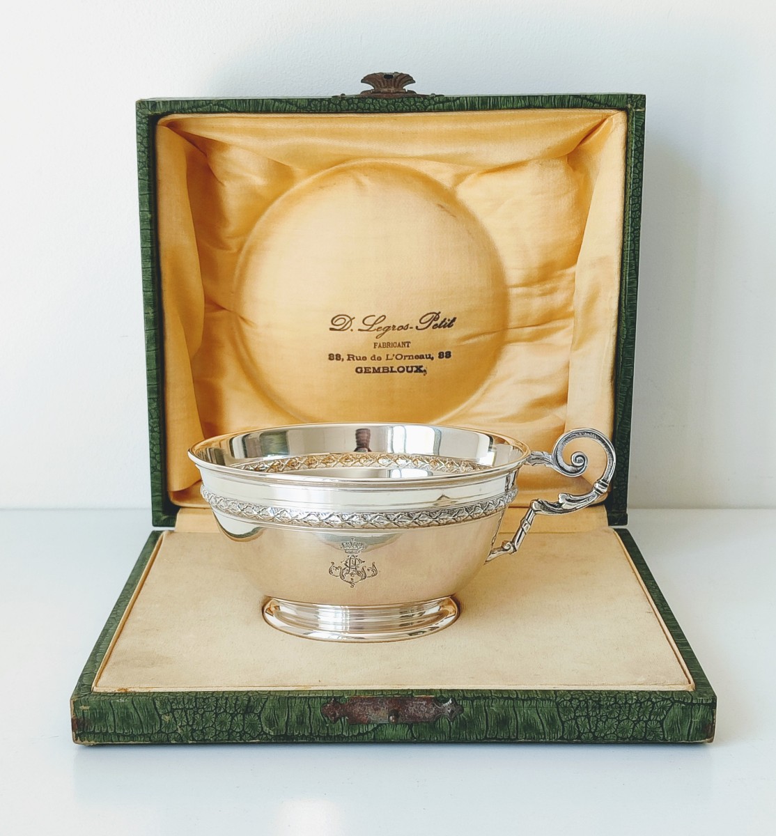 Tasse á chocolat armorié en argent massif 
