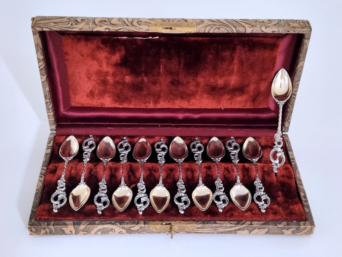 Douze cuillères à moka en argent massif 