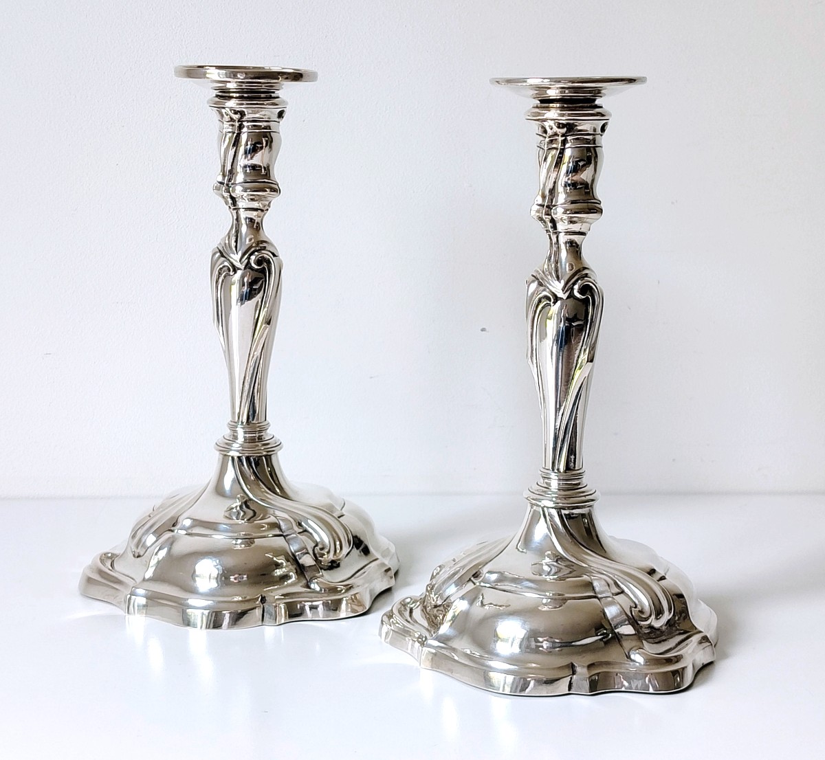 Une paire de bougeoirs en argent massif Augsbourg 1753-1755