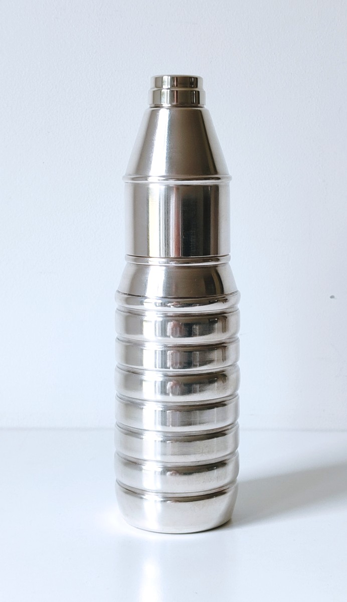 Shaker en argent massif en forme d'une bouteille de spa reine de 1971