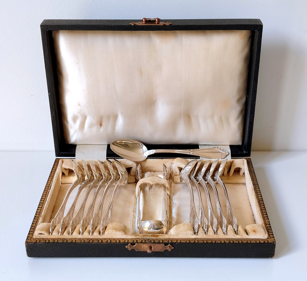 Douze cuillères à café avec la pince à sucre art nouveau en argent massif -photo-2