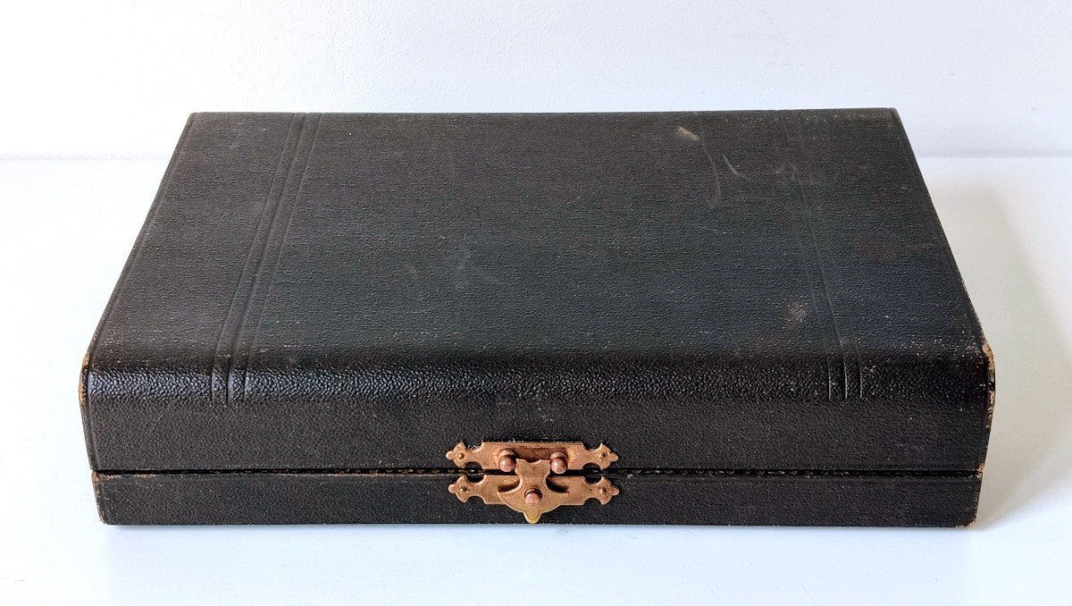 Douze cuillères à café avec la pince à sucre art nouveau en argent massif -photo-3