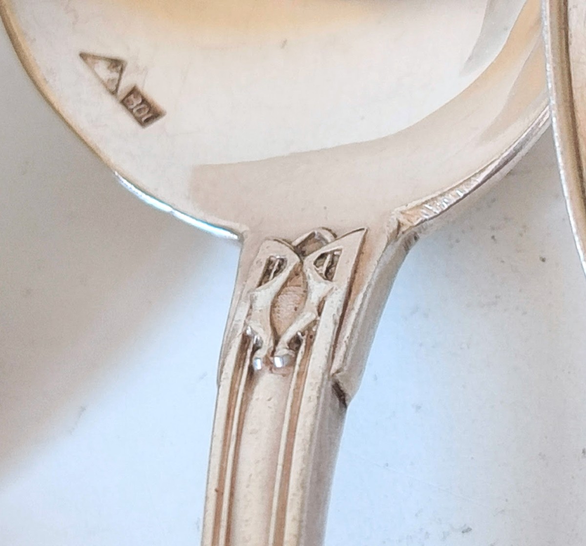 Douze cuillères à café avec la pince à sucre art nouveau en argent massif -photo-6