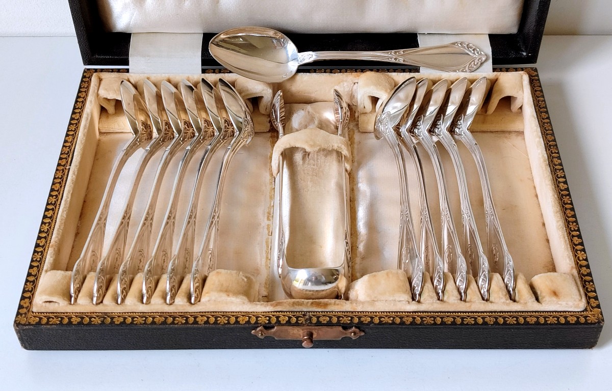 Douze cuillères à café avec la pince à sucre art nouveau en argent massif 
