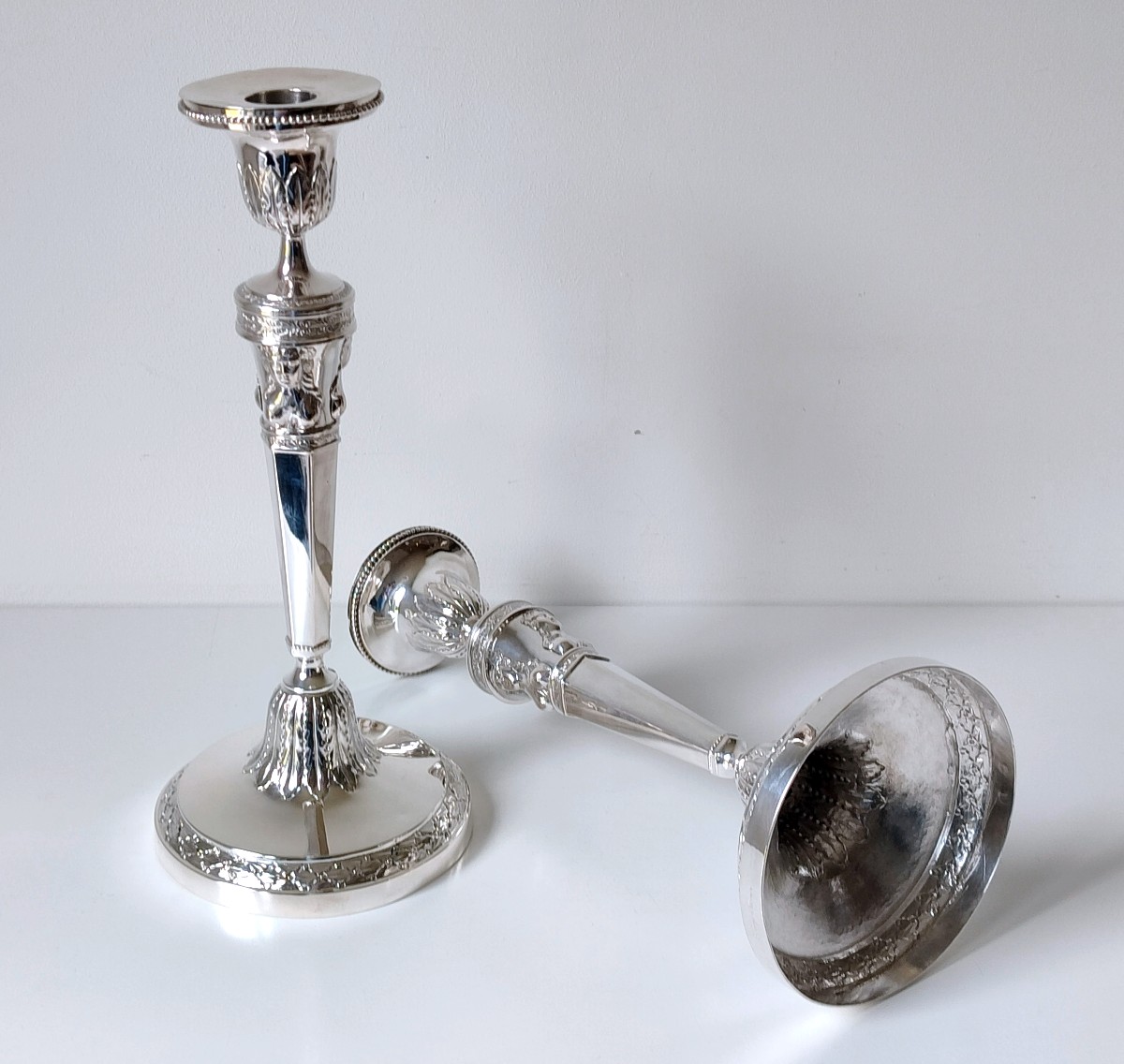 Une paire de bougeoirs empire en argent massif Liège -photo-1