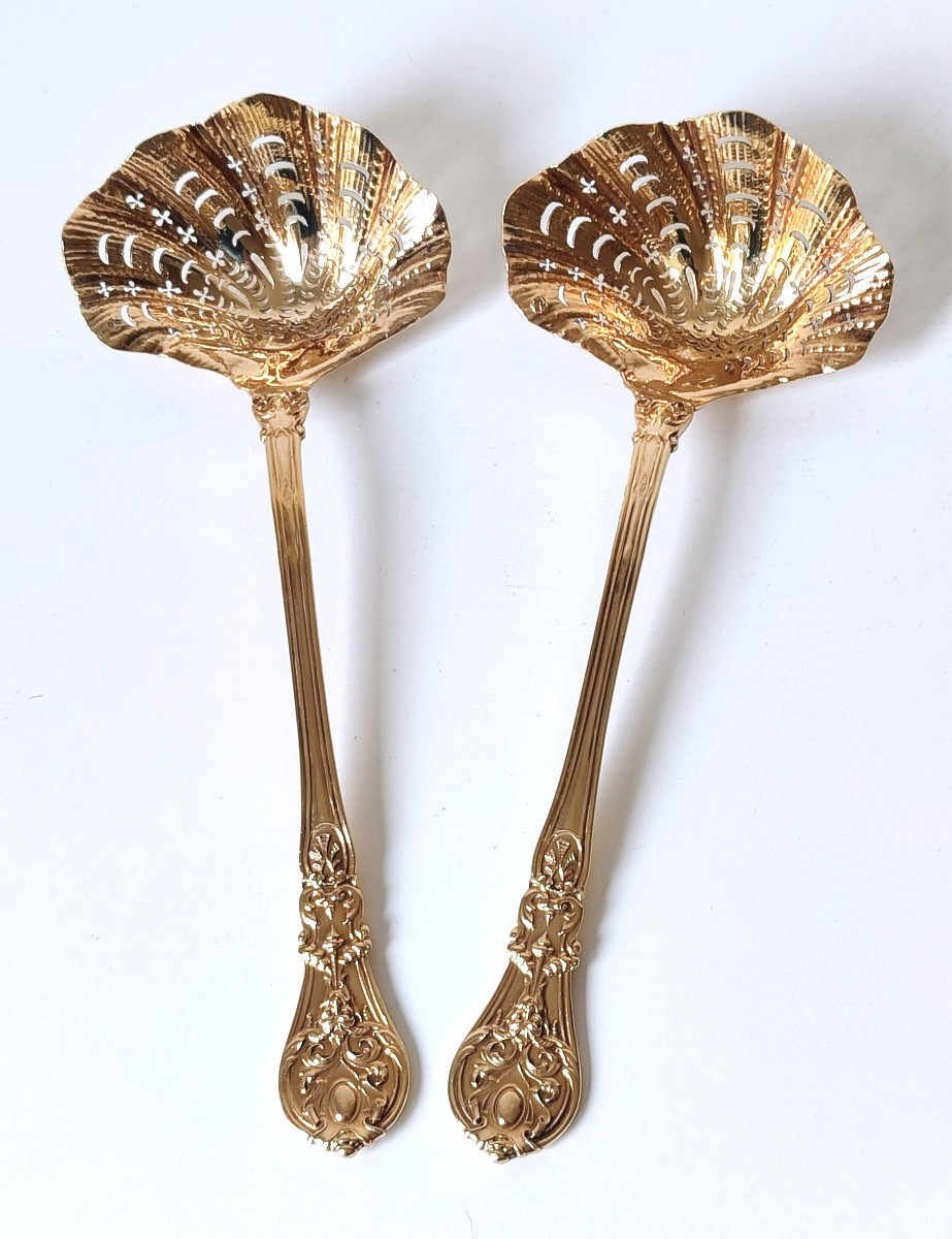 Une paire de cuillères à saupoudrer en argent massif vermeil 