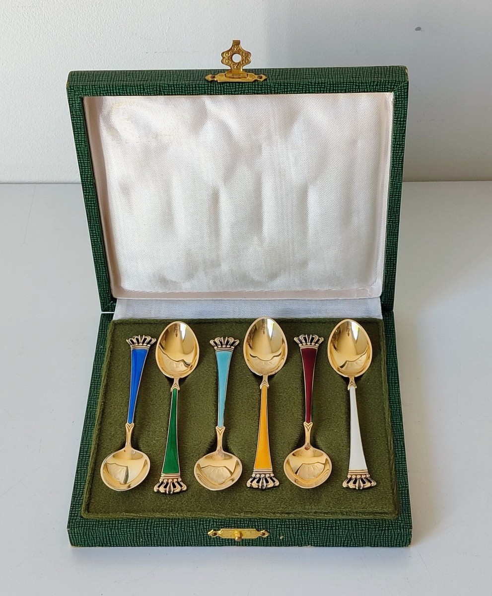 Six cuillères à moka en argent massif et emaille 
